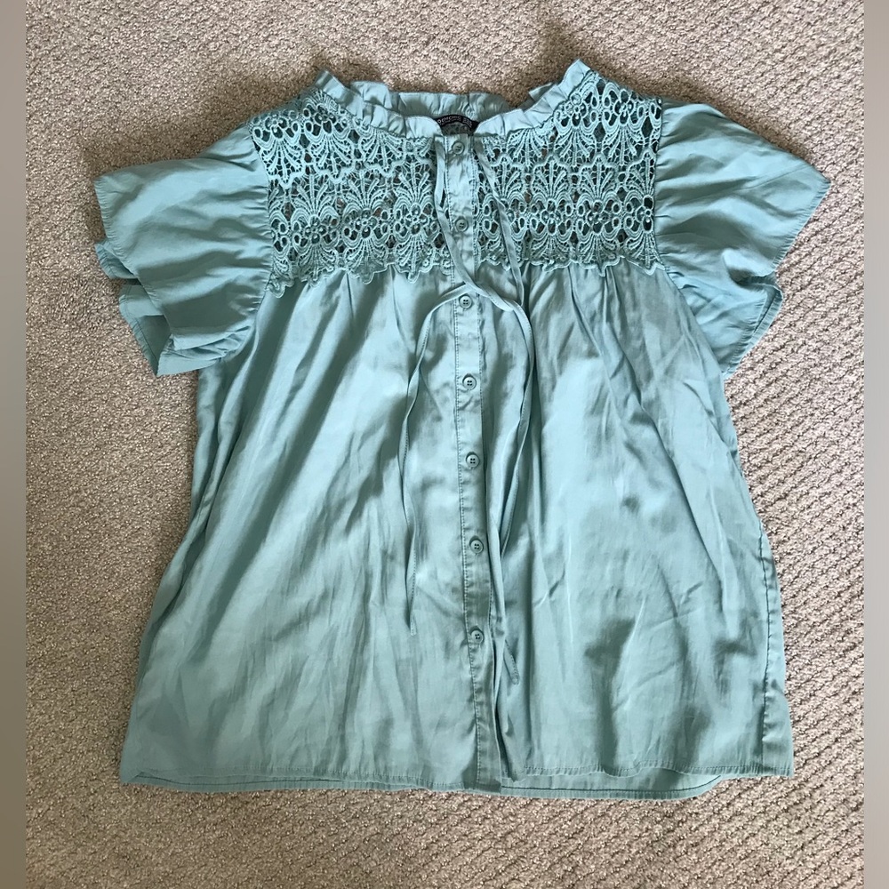 5/$15 Bloomchic Aqua Floral Lace Tie Blouse